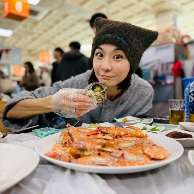 沉寂3月江祖平釜山现踪…控三立高层之子性侵后出国散心 江祖平大啖鲜虾。图/摘自Threads