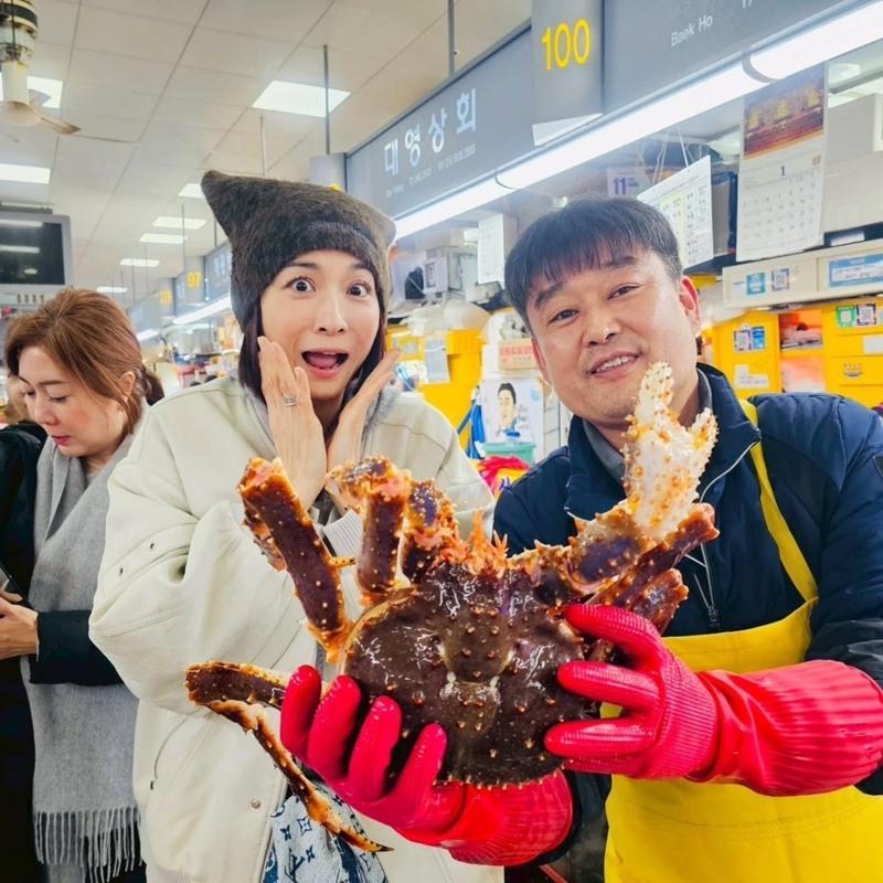 江祖平大啖鲜虾。图/摘自Threads