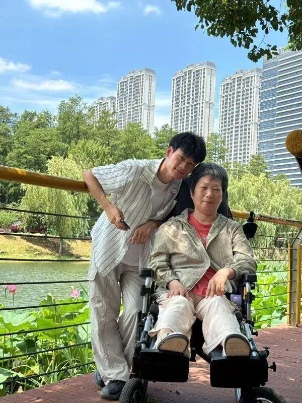 郭先生和母亲。(取材自扬子晚报)