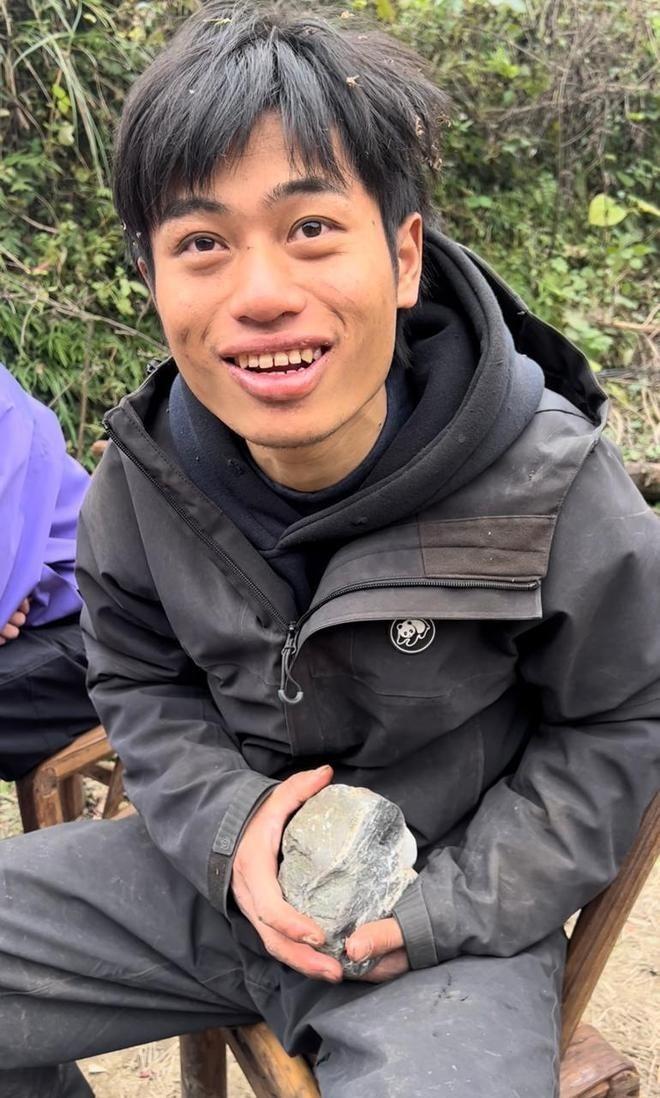 文车车拿起炸虾放在鼻子前深深吸气。(取材自潇湘晨报)