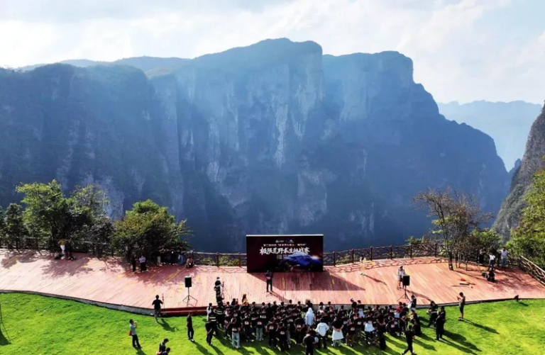 100个野人 救了一座山 2025年10月8日,七星山杯国际「荒野求生挑战赛」第二季开赛。(取材自中国新闻周刊/视觉中国图)
