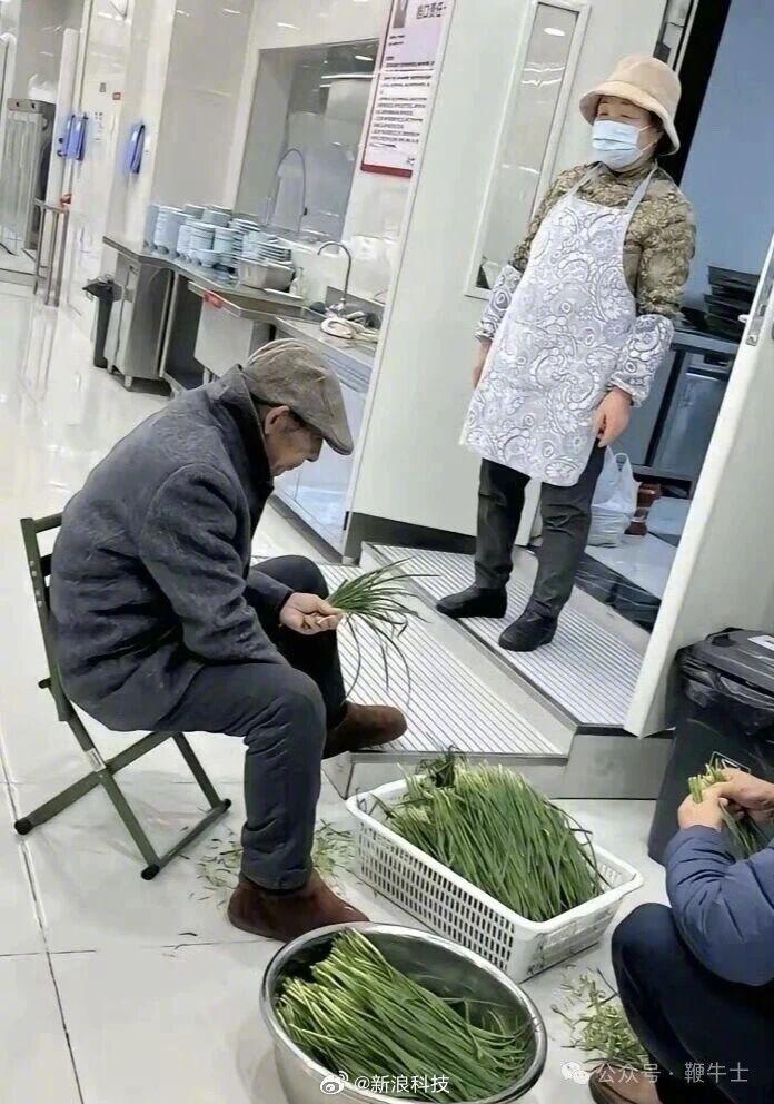 网友拍到刘强东父母在京东食堂为员工做饭。(取材自微博)