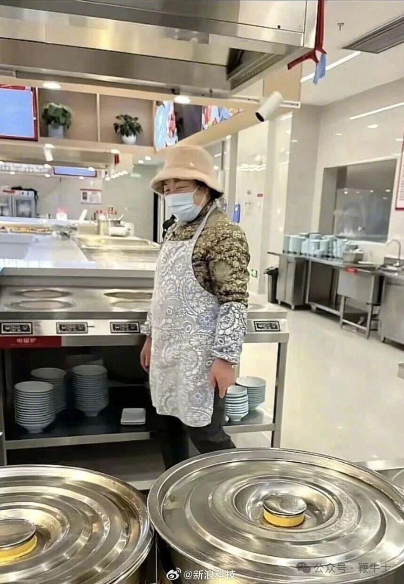 网友拍到刘强东父母在京东食堂为员工做饭。(取材自微博)