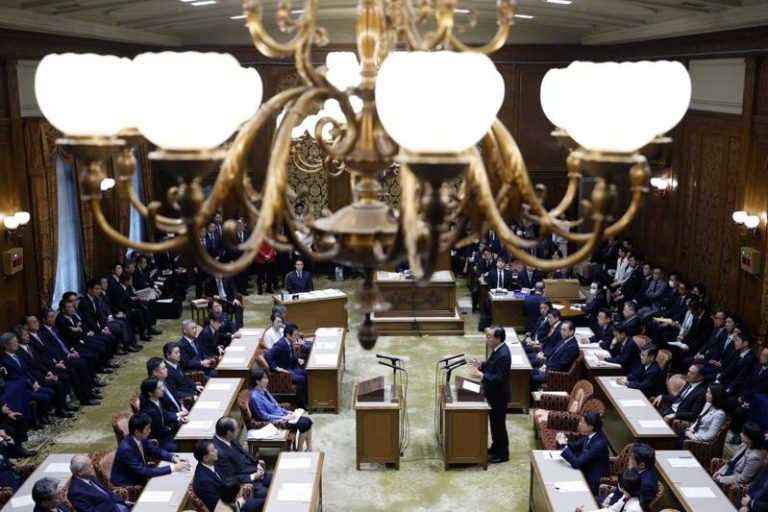 APEC不可缺日本 美学者:北京冷处理高市至2026峰会 薛瑞福说,中国近日已经对日本做过各种试探与施压,但目前看来并没有奏效。不过北京有耐心,会继续观察高市早苗的态度变化以及日本的政治走向。图为上月26日高市早苗在国会接受提问。(欧新社)