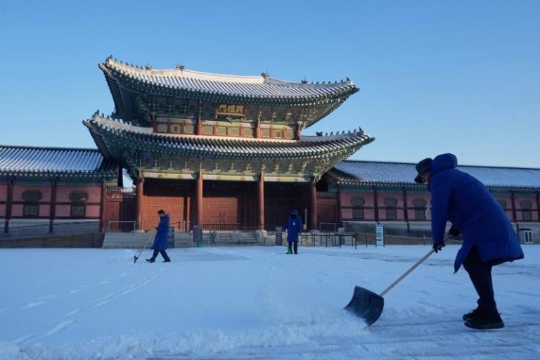 南韩首尔迎入冬 首场降雪导致路面结冰车祸频传 南韩首尔4日晚间降下冬季初雪。(美联社)
