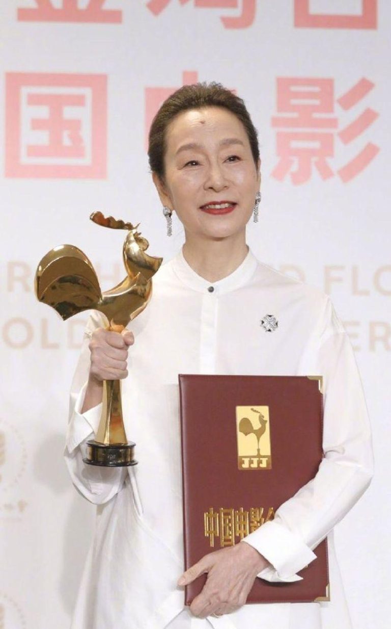 疑婚内出轨生子 骗了观众30年 70岁金鸡影后奚美娟塌房 奚美娟两度拿下金鸡影后奖。(取材自微博)