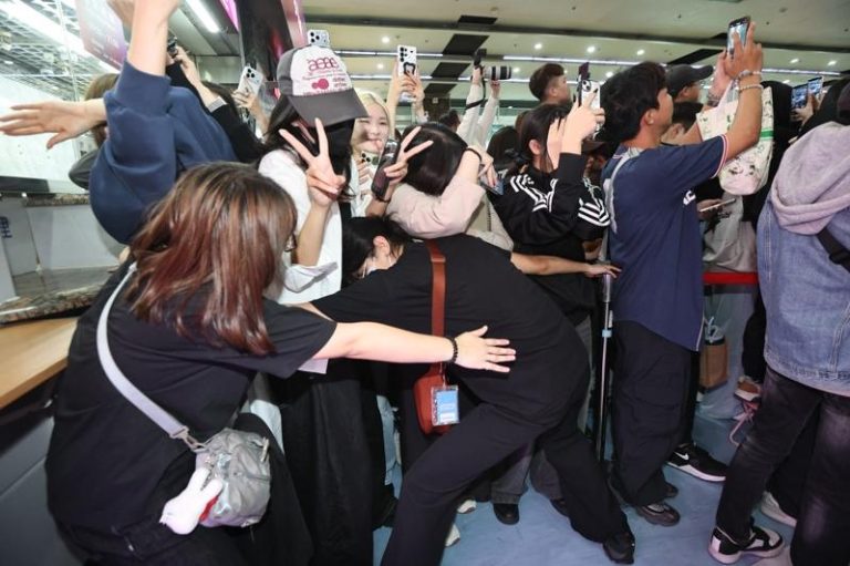 朴宝剑、IU现身高雄机场 粉丝挤到变形…男星坐轮椅入境 粉丝挤到不成人形。记者刘学圣/摄影