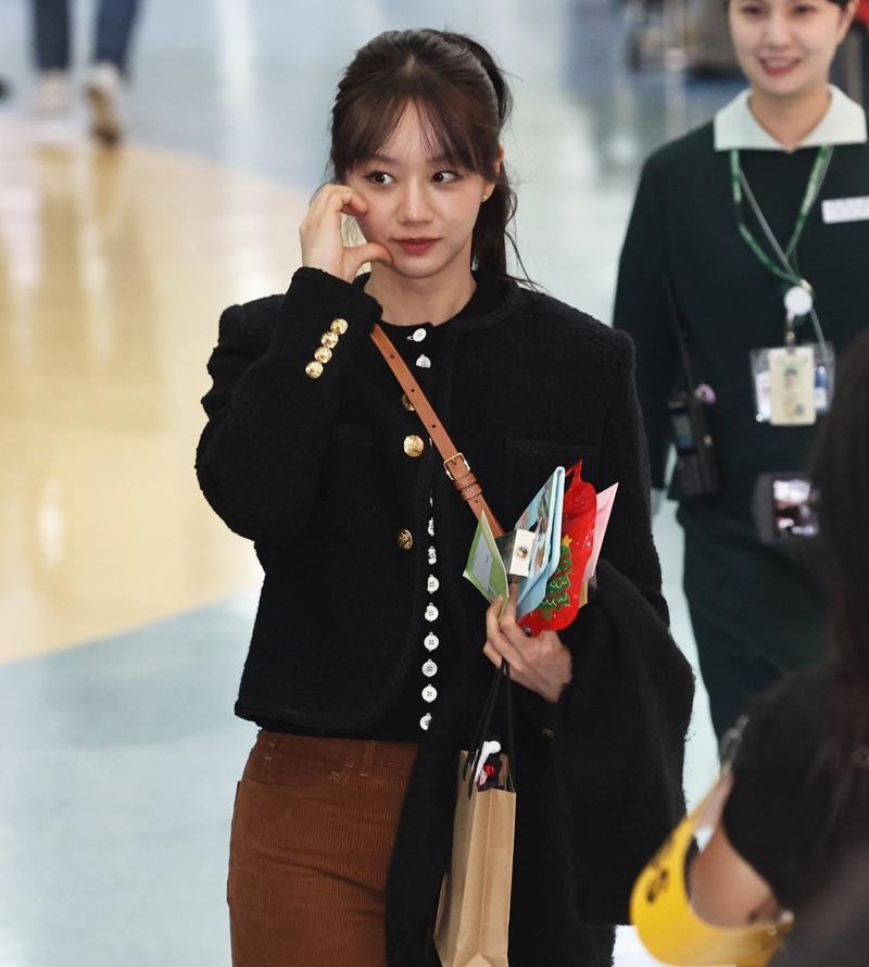 粉丝挤到不成人形。记者刘学圣/摄影