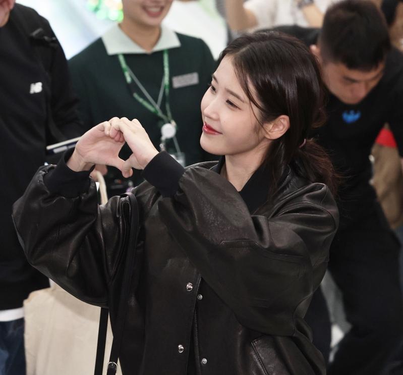 粉丝挤到不成人形。记者刘学圣/摄影