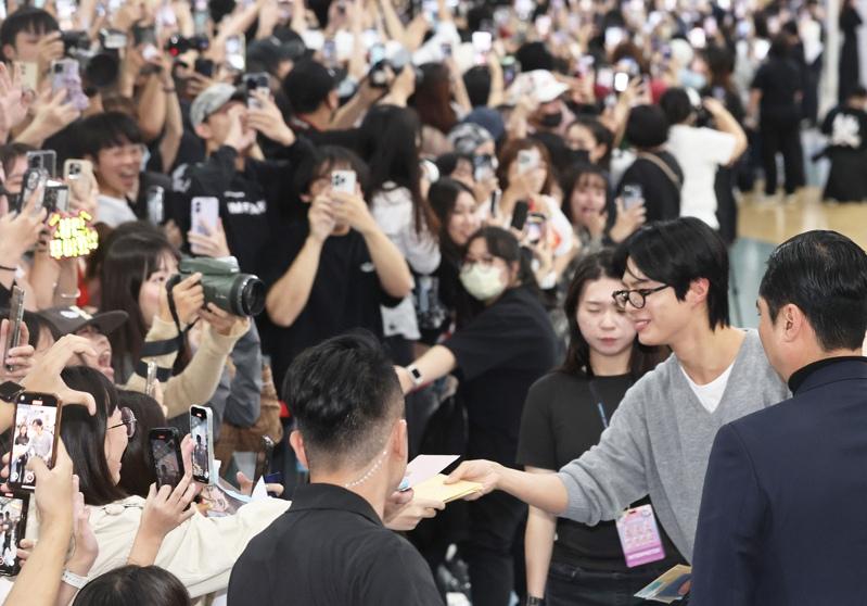 粉丝挤到不成人形。记者刘学圣/摄影