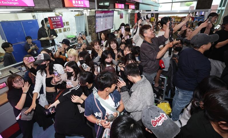 粉丝挤到不成人形。记者刘学圣/摄影