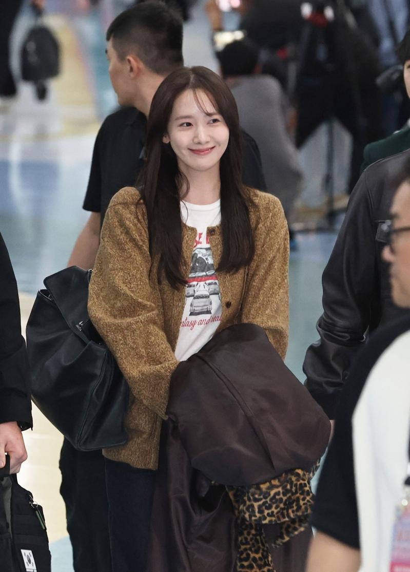 粉丝挤到不成人形。记者刘学圣/摄影