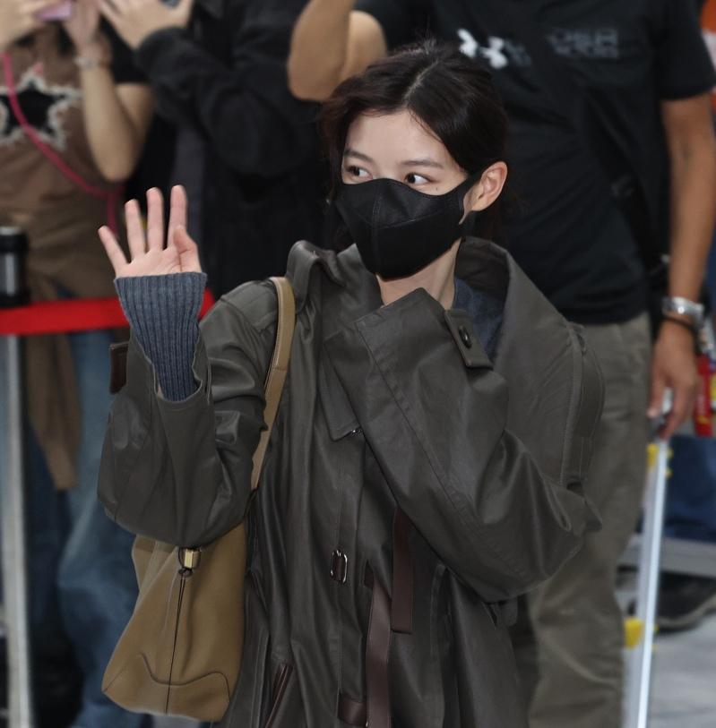 粉丝挤到不成人形。记者刘学圣/摄影