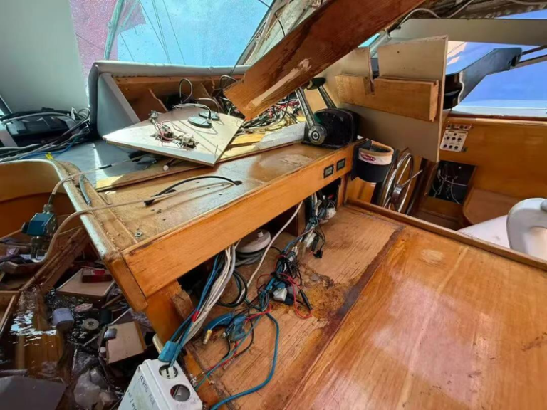 中国航海家翟墨船长发起的帆船环航南极洲活动，在航行途经巴布亚新几内亚海域时遭遇恶性抢劫事件。(取材自翟墨国际航海中心)