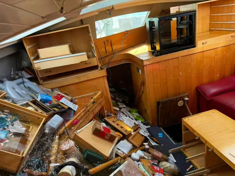 中国航海家翟墨船长发起的帆船环航南极洲活动，在航行途经巴布亚新几内亚海域时遭遇恶性抢劫事件。(取材自翟墨国际航海中心)