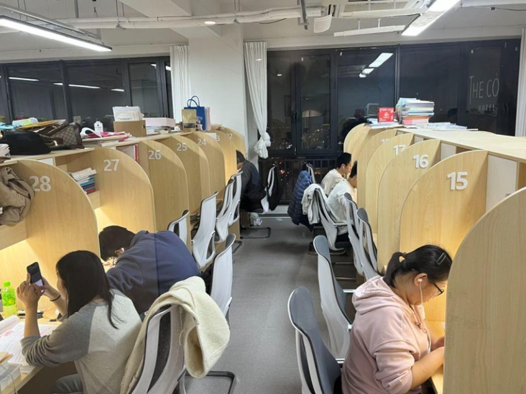 吃住在一起的6万元国考班抢破头 有人大一就开始拚考公 2025年11月15日,济南公考一条街上的写字楼里,学员在自习室埋头学习。(取材自南方周末)