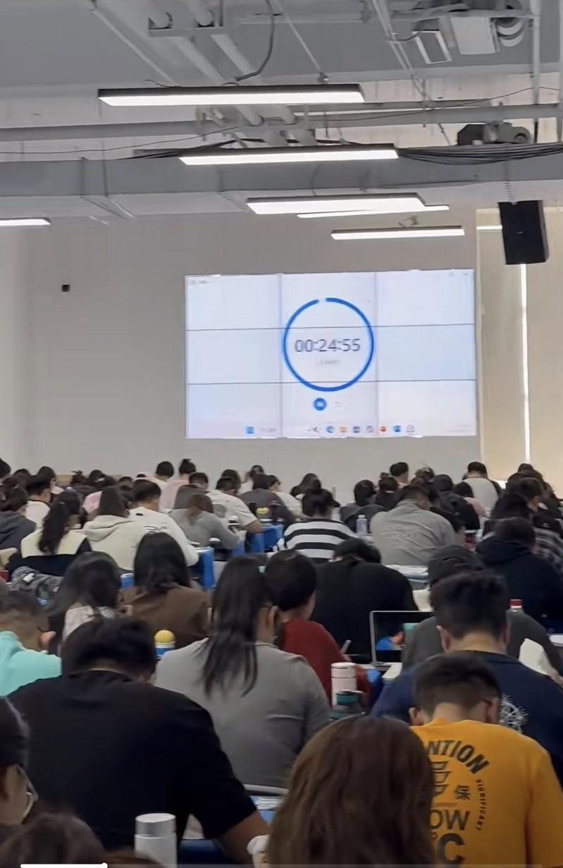 2025年11月15日,济南公考一条街上的写字楼里,学员在自习室埋头学习。(取材自南方周末)