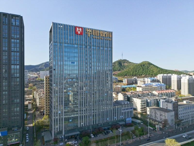 2025年11月15日,济南公考一条街上的写字楼里,学员在自习室埋头学习。(取材自南方周末)