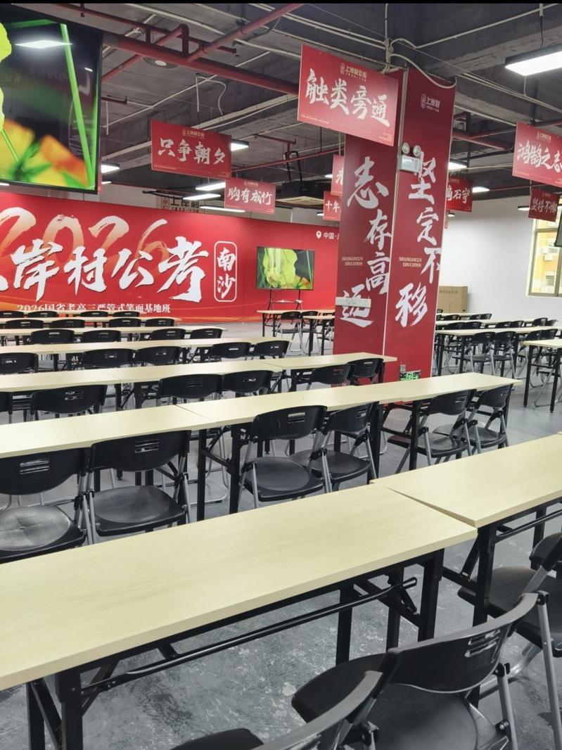 2025年11月15日,济南公考一条街上的写字楼里,学员在自习室埋头学习。(取材自南方周末)