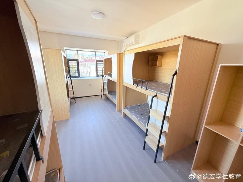 2025年11月15日,济南公考一条街上的写字楼里,学员在自习室埋头学习。(取材自南方周末)