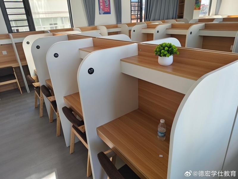 2025年11月15日,济南公考一条街上的写字楼里,学员在自习室埋头学习。(取材自南方周末)