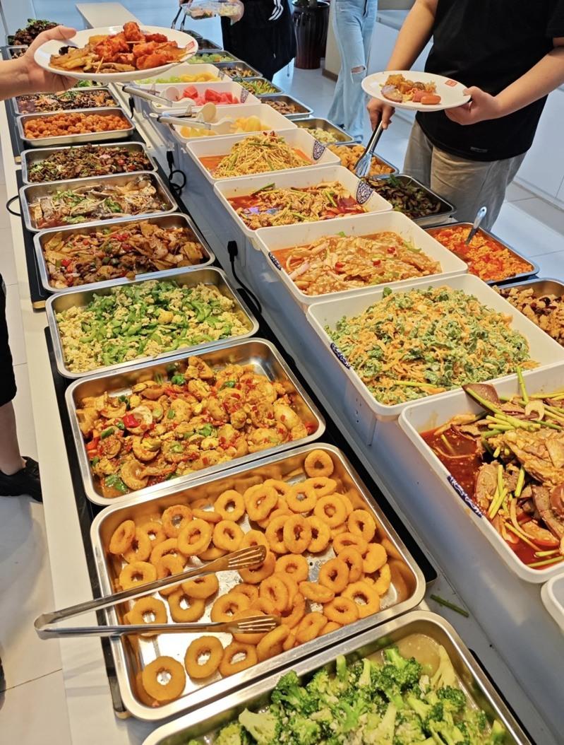 2025年11月15日,济南公考一条街上的写字楼里,学员在自习室埋头学习。(取材自南方周末)