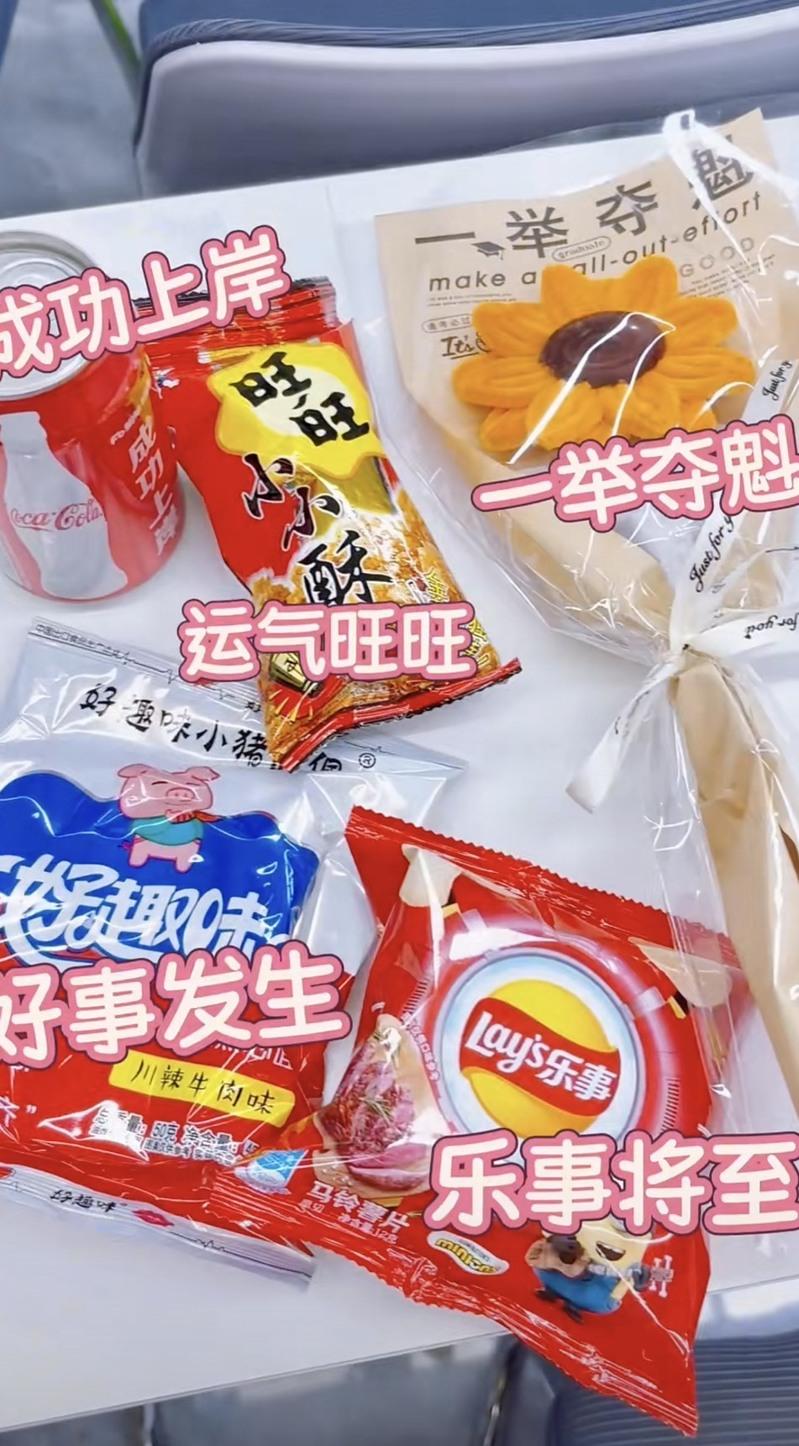 2025年11月15日,济南公考一条街上的写字楼里,学员在自习室埋头学习。(取材自南方周末)