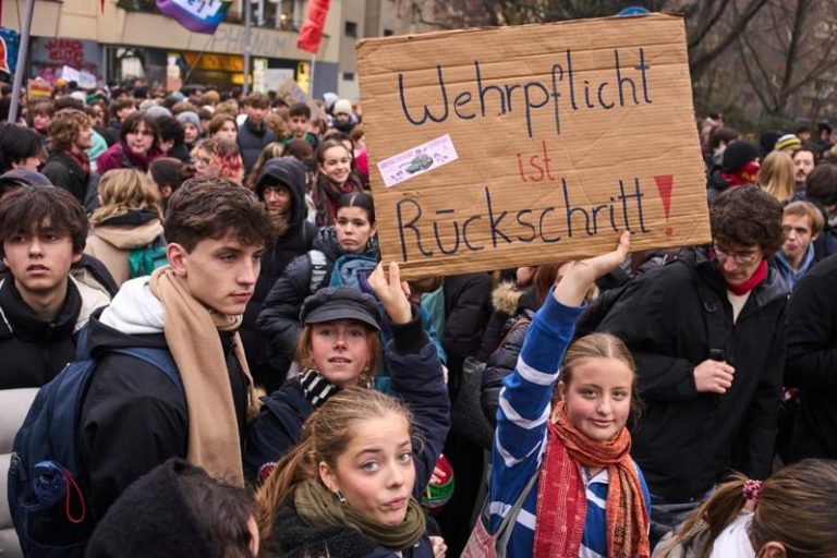 俄罗斯威胁下德国修改兵役 Z世代怒:谁开战谁去打仗 德国柏林的学生5日参加反对计划可能实施义务役制度的抗议时,展示一张海报,上面写着「义务役是倒退」。(美联社)