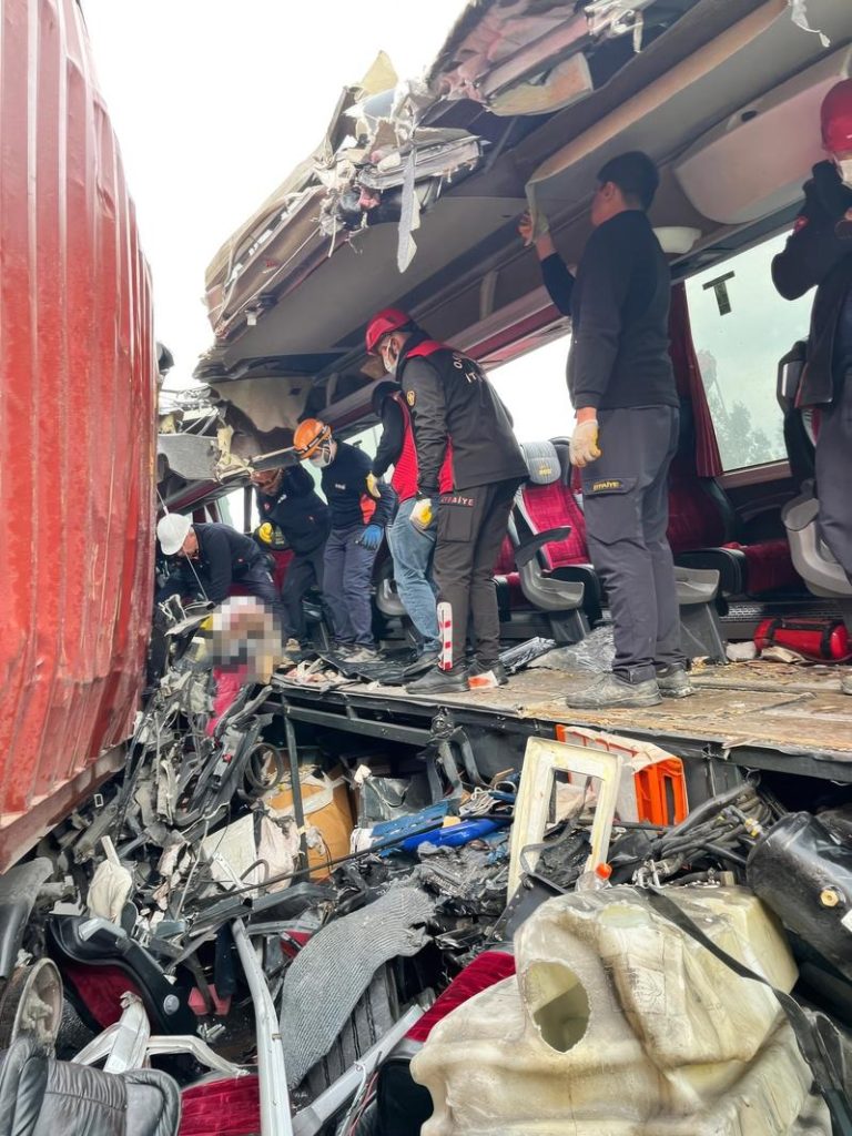 土耳其一辆载客巴士在公路上追撞静止的卡车，造成至少7死11伤。救难人员与宪兵于事故现场进行救援。(新华社)