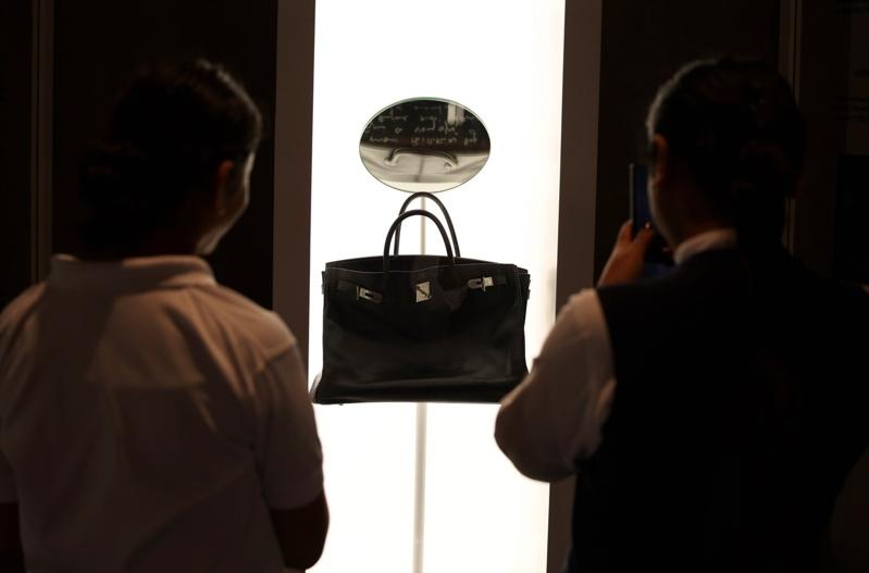 已故英国女星珍柏金持有的1只法国时尚品牌爱马仕(Hermes)为她设计的「柏金包」5日在苏富比(Sotheby