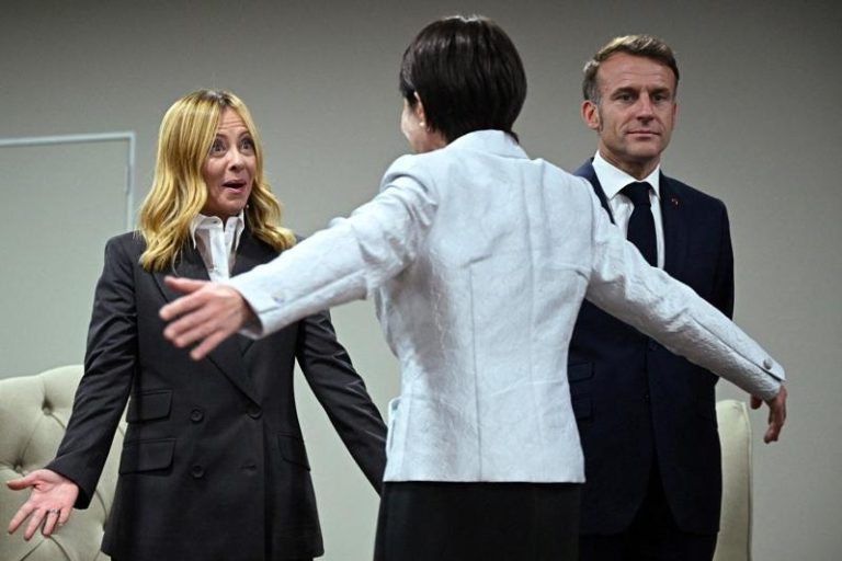 日媒:高市拟明年1月与义总理梅洛尼会谈 关注中俄动向 日相高市早苗(背对镜头者)和意大利总理梅洛尼(左一)在G20见面时相拥。(路透数据照)