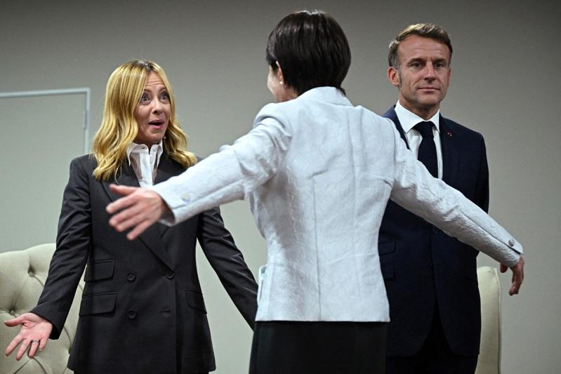 日相高市早苗(背对镜头者)和意大利总理梅洛尼(左一)在G20见面时相拥。(路透数据照)