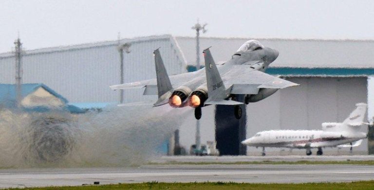 中国战机两度雷达照射日本F-15 日方深夜紧急抗议 日本航空自卫队F-15战机,示意图,非文中飞机。(路透数据照)