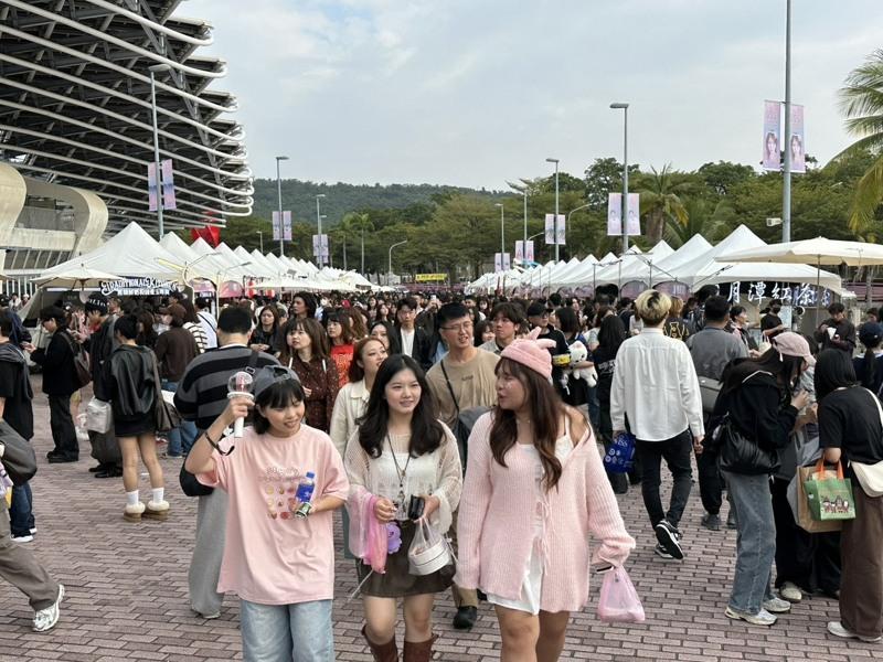 韩国娱乐圈重要颁奖典礼Asia Artist Awards(简称AAA)6日在高雄国家体育场登场,大批粉丝精心打扮朝圣,场外也设有市集,现场满是人潮。(中央社)