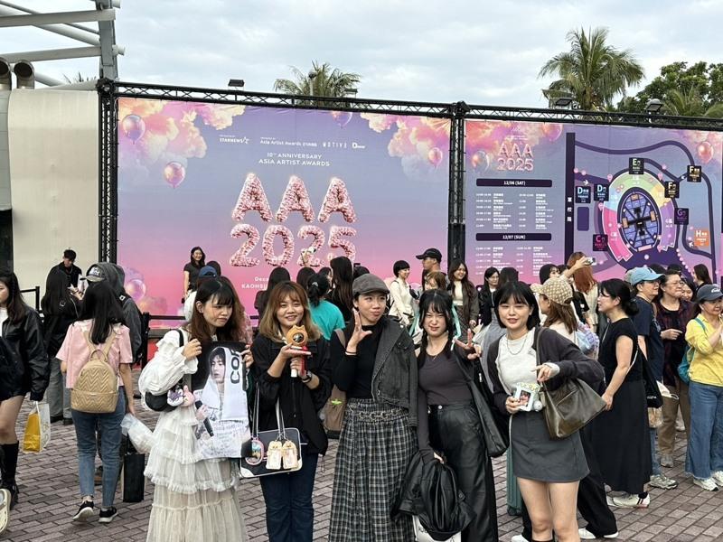 韩国娱乐圈重要颁奖典礼Asia Artist Awards(简称AAA)6日在高雄国家体育场登场,大批粉丝精心打扮朝圣,场外也设有市集,现场满是人潮。(中央社)