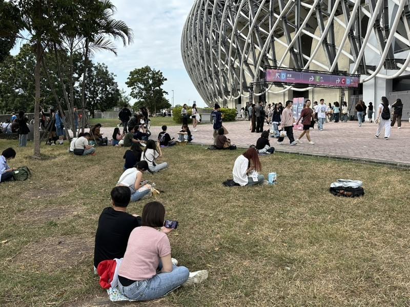 韩国娱乐圈重要颁奖典礼Asia Artist Awards(简称AAA)6日在高雄国家体育场登场,大批粉丝精心打扮朝圣,场外也设有市集,现场满是人潮。(中央社)