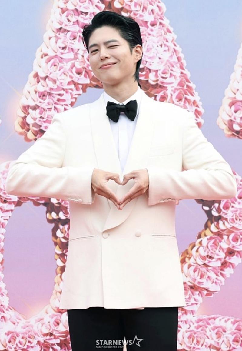 李俊昊(右)和张员瑛仿佛新人进场。图/摘自STARNEWS