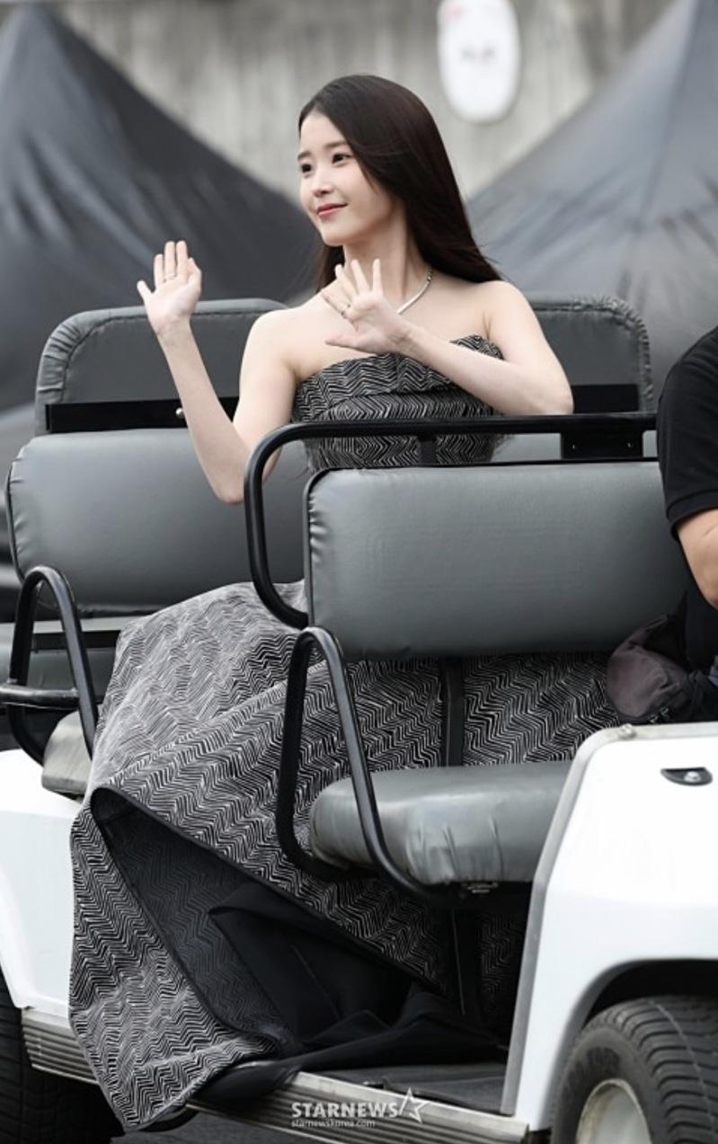 IU搭乘高尔夫球车进场。图/摘自STARNEWS