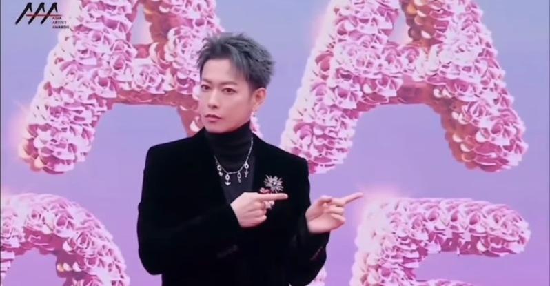 李俊昊(右)和张员瑛仿佛新人进场。图/摘自STARNEWS