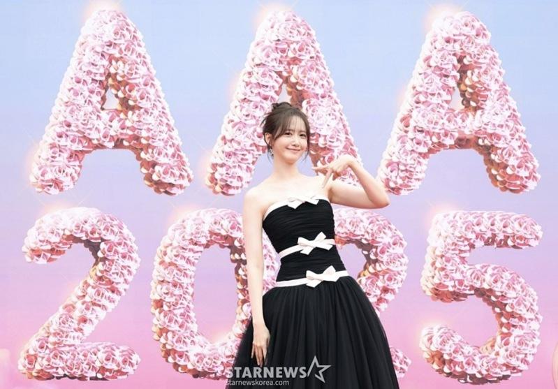 IU搭乘高尔夫球车进场。图/摘自STARNEWS