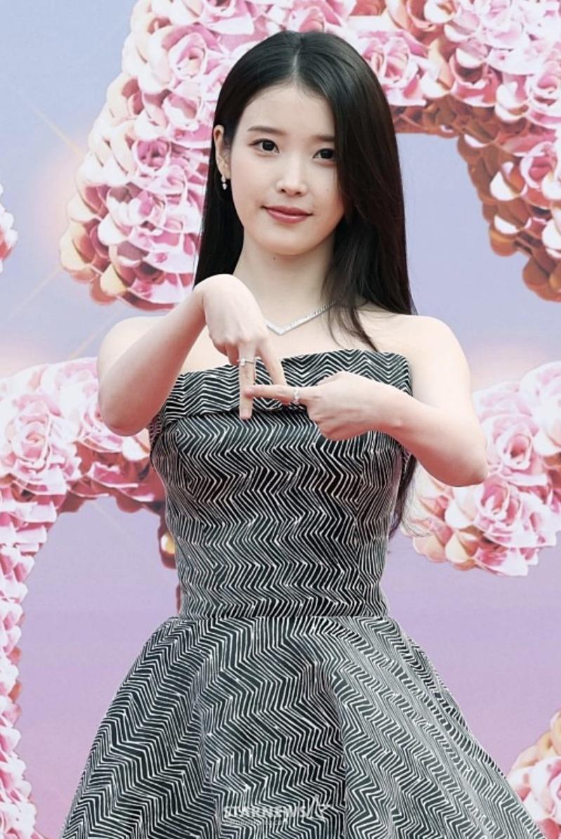 李俊昊(右)和张员瑛仿佛新人进场。图/摘自STARNEWS