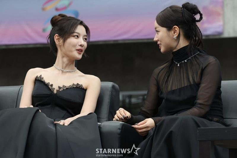 李俊昊(右)和张员瑛仿佛新人进场。图/摘自STARNEWS