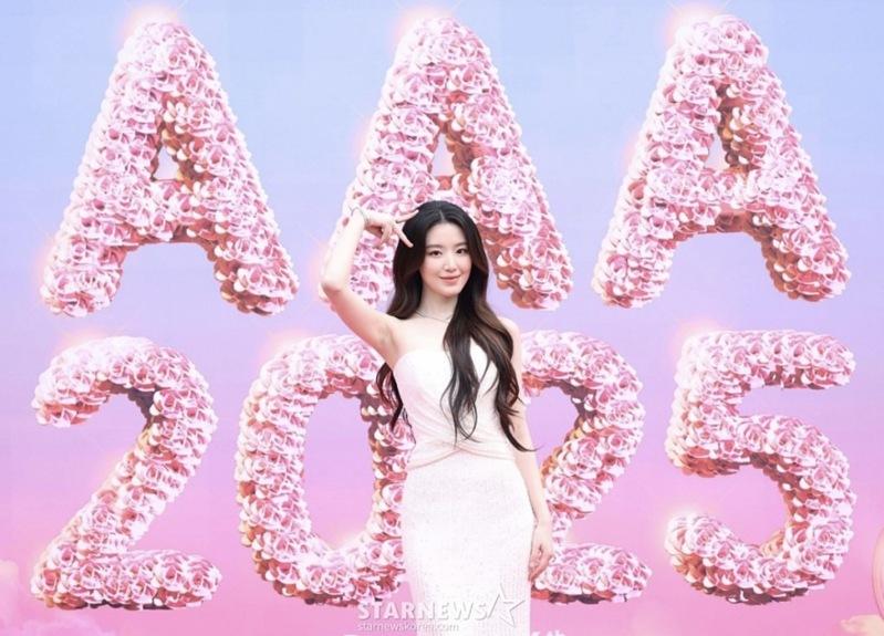 IU搭乘高尔夫球车进场。图/摘自STARNEWS