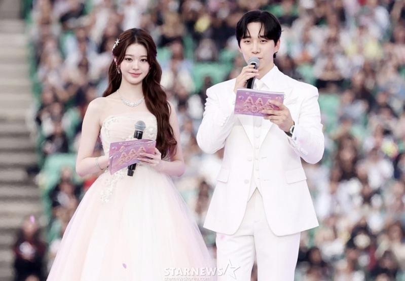 李俊昊(右)和张员瑛仿佛新人进场。图/摘自STARNEWS