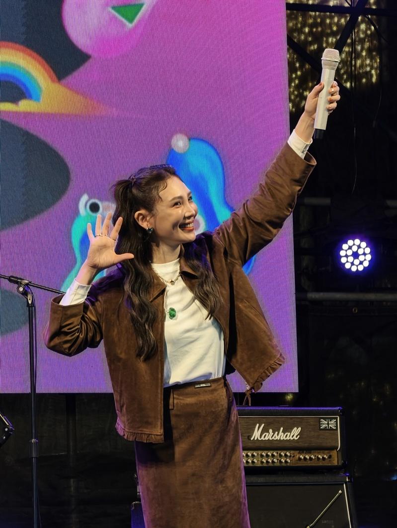 魏如萱谈到恋情害羞大笑。(图/500辑摄影团队)