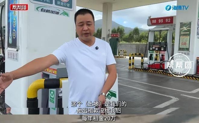 村民在加油站出入口焊上铁栏杆。(取材自自媒体「福建第一帮帮团」)