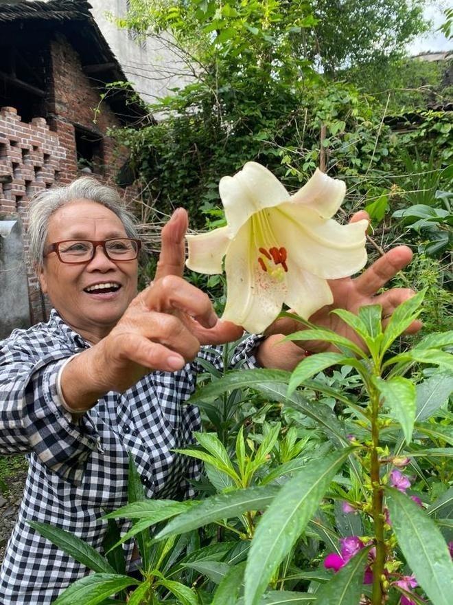 今年11月,肖大妹获得小红书「身边写作大赛」评委大奖。图为肖大妹与丈夫王长生、女儿王坪合影。(取材自羊城晚报)