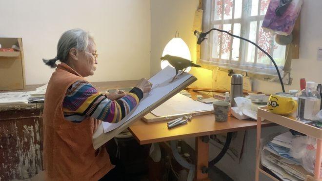 今年11月,肖大妹获得小红书「身边写作大赛」评委大奖。图为肖大妹与丈夫王长生、女儿王坪合影。(取材自羊城晚报)