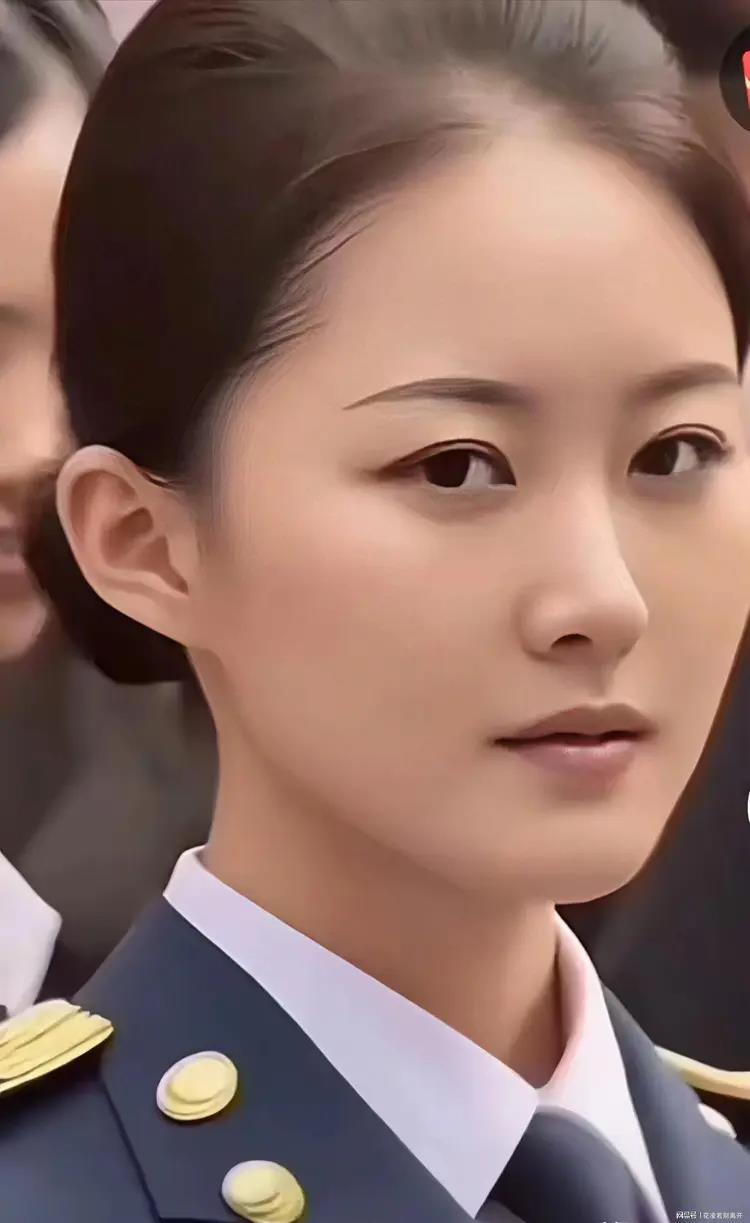 法国总统马克宏访华，严月霞担任「第一夫人」布丽姬保镖。(视频截屏)