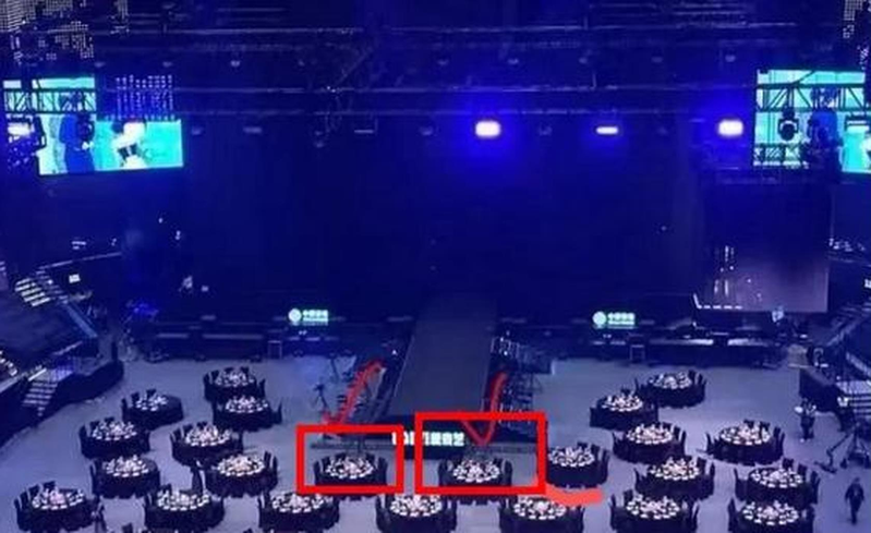 董璇为女儿小酒涡和杨幂拍合照。（视频截屏）